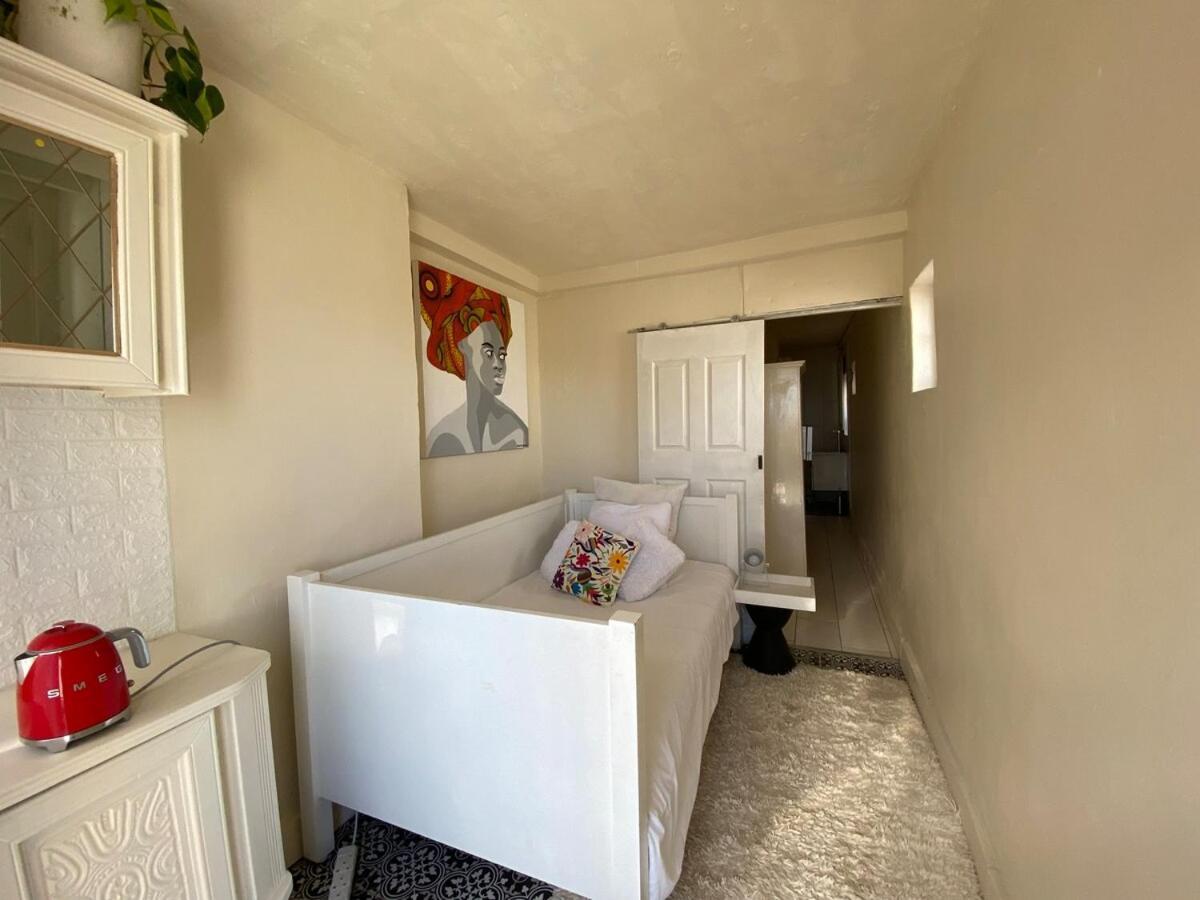 Charming 1-sleeper Unit U2 ! Cape Town